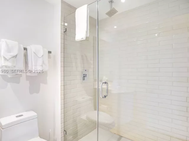 2-bedroom condo for sale in Hollywood - 4010 S Ocean Dr R3302 - MondialRealty