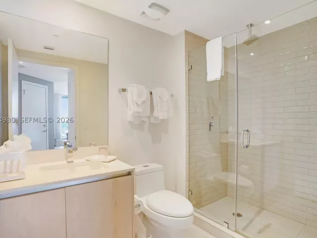 2-bedroom condo for sale in Hollywood - 4010 S Ocean Dr R3302 - MondialRealty
