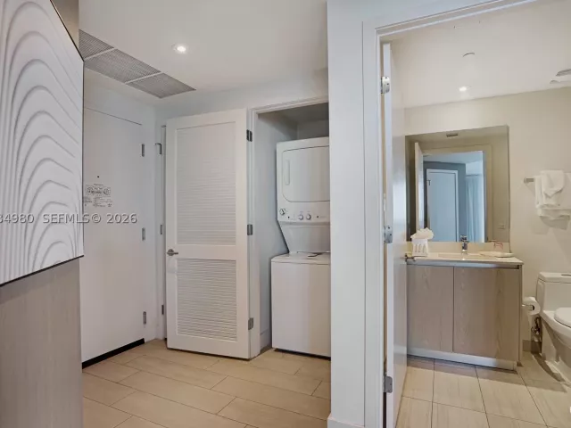 2-bedroom condo for sale in Hollywood - 4010 S Ocean Dr R3302 - MondialRealty
