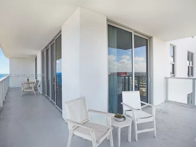 2-bedroom condo for sale in Hollywood - 4010 S Ocean Dr R3302 - MondialRealty