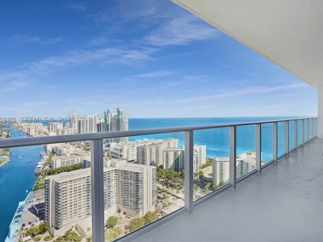 2-bedroom condo for sale in Hollywood - 4010 S Ocean Dr R3302 - MondialRealty