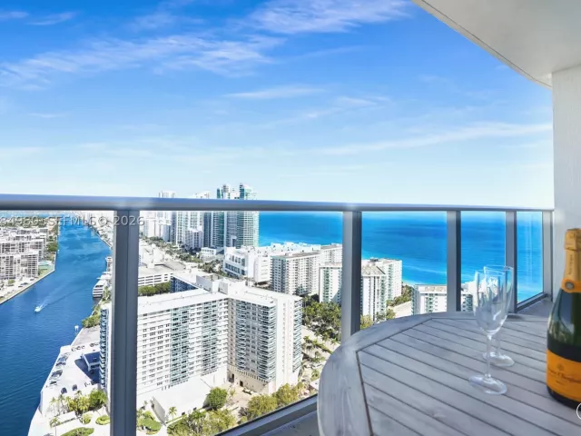 2-bedroom condo for sale in Hollywood - 4010 S Ocean Dr R3302 - MondialRealty