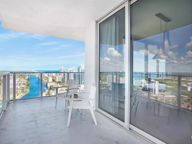 2-bedroom condo for sale in Hollywood - 4010 S Ocean Dr R3302 - MondialRealty