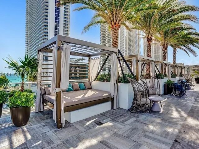 2-bedroom condo for sale in Hollywood - 4010 S Ocean Dr R3302 - MondialRealty