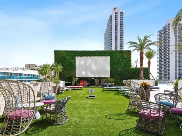 2-bedroom condo for sale in Hollywood - 4010 S Ocean Dr R3302 - MondialRealty