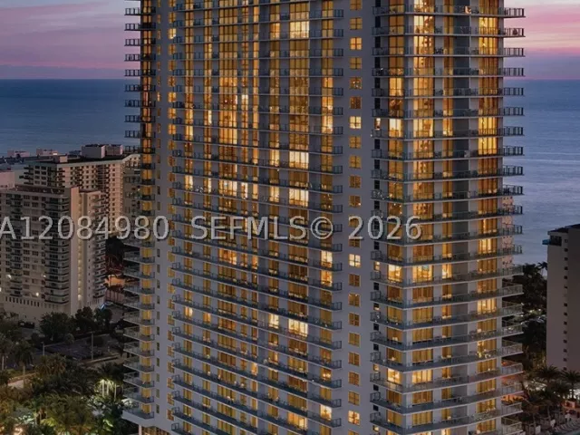 2-bedroom condo for sale in Hollywood - 4010 S Ocean Dr R3302 - MondialRealty
