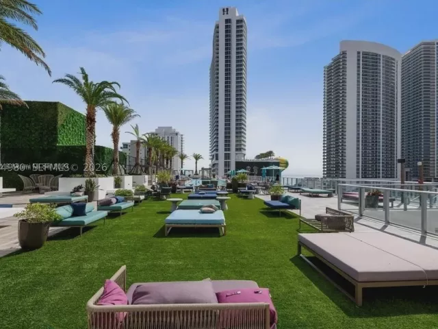 2-bedroom condo for sale in Hollywood - 4010 S Ocean Dr R3302 - MondialRealty