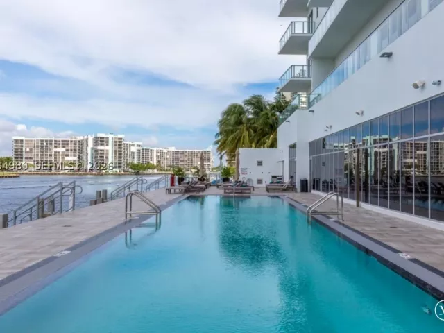 2-bedroom condo for sale in Hollywood - 4010 S Ocean Dr R3302 - MondialRealty