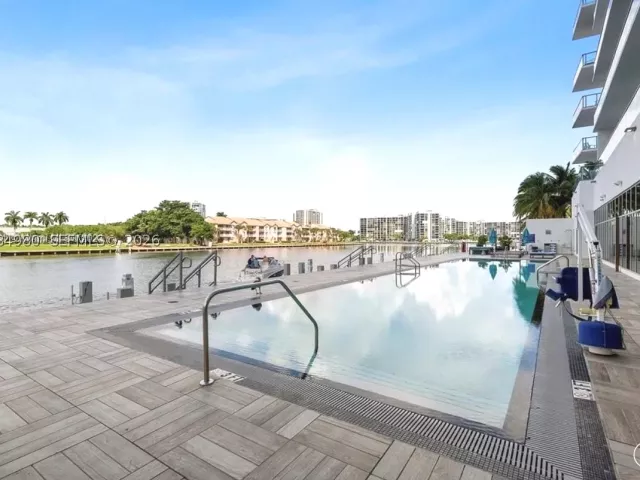 2-bedroom condo for sale in Hollywood - 4010 S Ocean Dr R3302 - MondialRealty