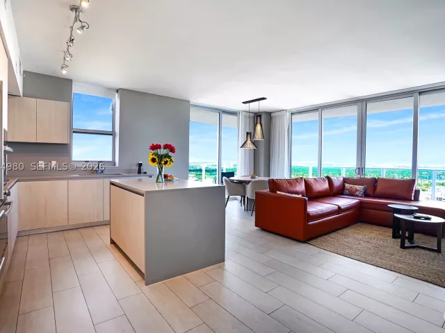 2-bedroom condo for sale in Hollywood - 4010 S Ocean Dr R3302 - MondialRealty