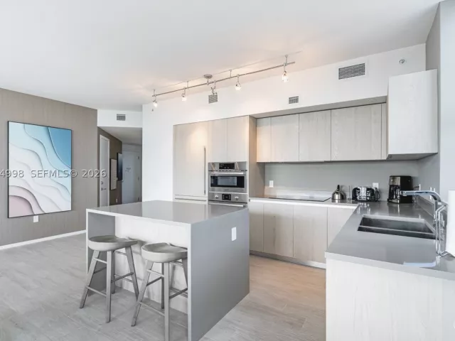 2-bedroom condo for sale in Hollywood - 4010 S Ocean Dr R1609 - MondialRealty