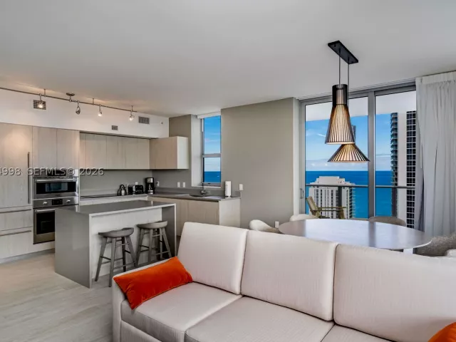 2-bedroom condo for sale in Hollywood - 4010 S Ocean Dr R1609 - MondialRealty