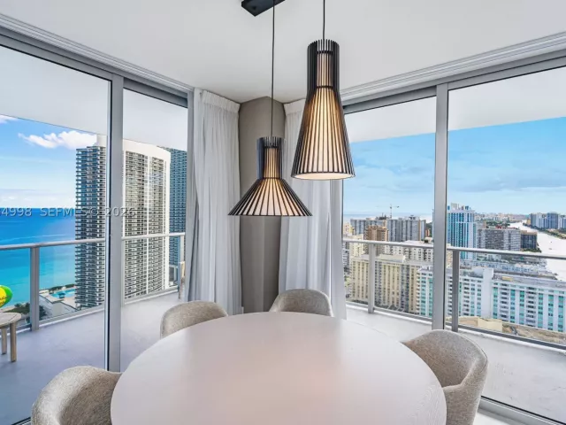 2-bedroom condo for sale in Hollywood - 4010 S Ocean Dr R1609 - MondialRealty