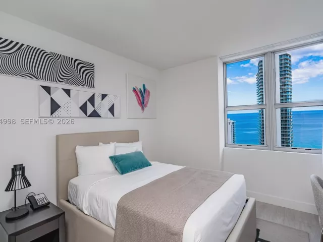 2-bedroom condo for sale in Hollywood - 4010 S Ocean Dr R1609 - MondialRealty
