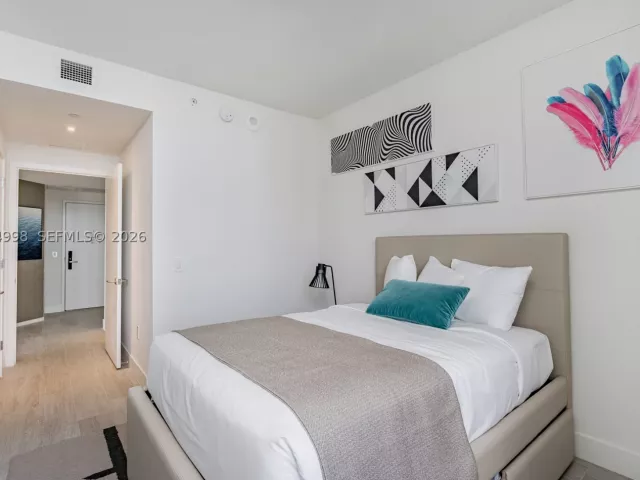 2-bedroom condo for sale in Hollywood - 4010 S Ocean Dr R1609 - MondialRealty