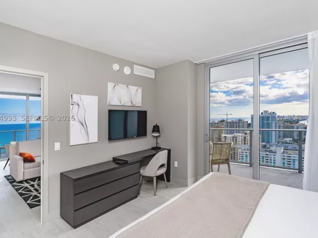2-bedroom condo for sale in Hollywood - 4010 S Ocean Dr R1609 - MondialRealty