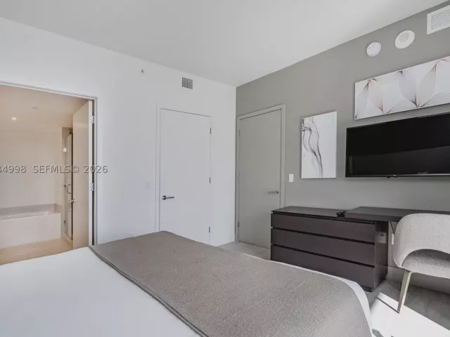 2-bedroom condo for sale in Hollywood - 4010 S Ocean Dr R1609 - MondialRealty