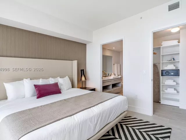 2-bedroom condo for sale in Hollywood - 4010 S Ocean Dr R1609 - MondialRealty