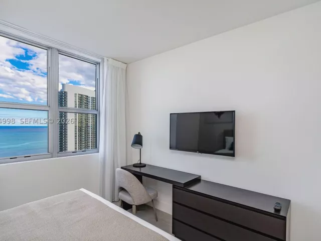 2-bedroom condo for sale in Hollywood - 4010 S Ocean Dr R1609 - MondialRealty