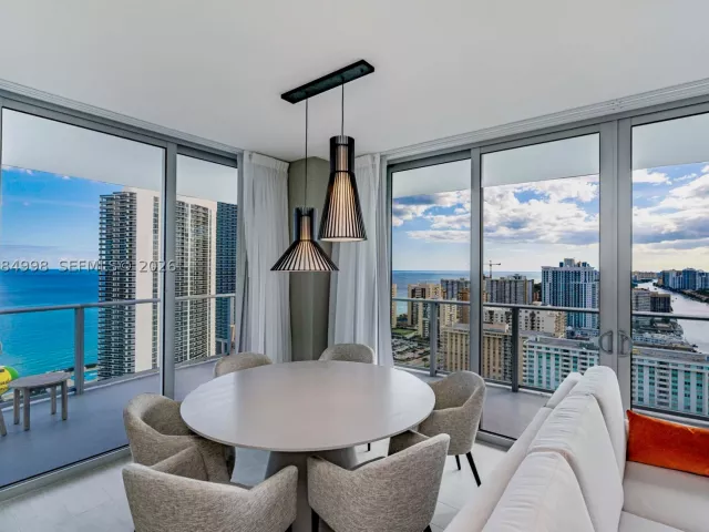 2-bedroom condo for sale in Hollywood - 4010 S Ocean Dr R1609 - MondialRealty