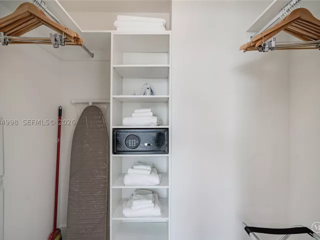 2-bedroom condo for sale in Hollywood - 4010 S Ocean Dr R1609 - MondialRealty