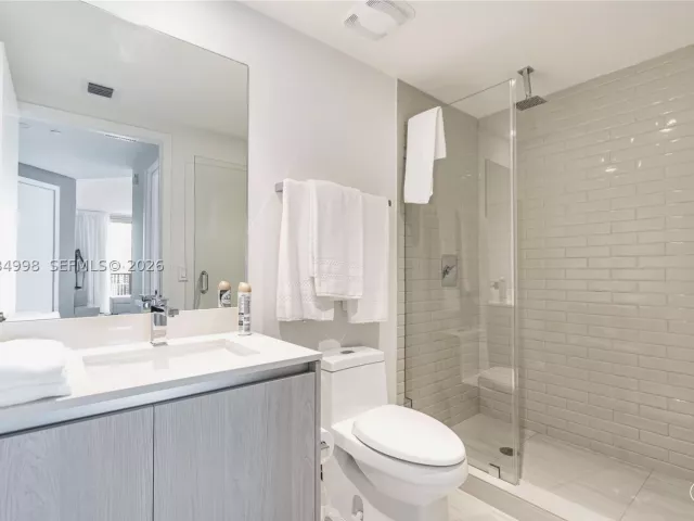 2-bedroom condo for sale in Hollywood - 4010 S Ocean Dr R1609 - MondialRealty
