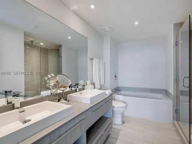 2-bedroom condo for sale in Hollywood - 4010 S Ocean Dr R1609 - MondialRealty