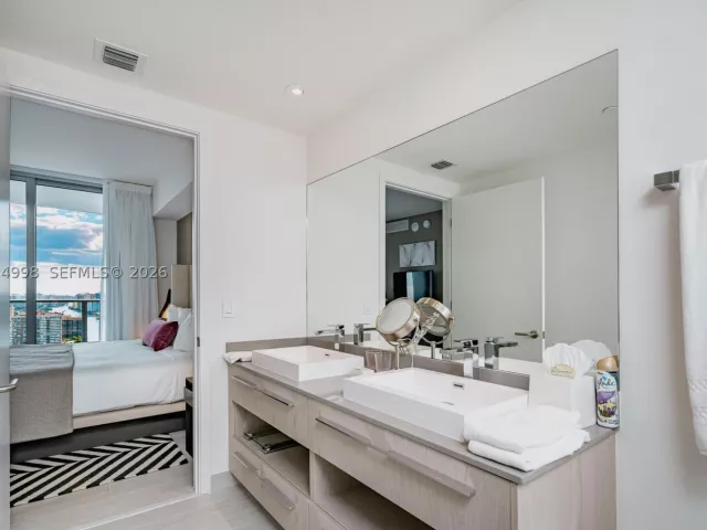 2-bedroom condo for sale in Hollywood - 4010 S Ocean Dr R1609 - MondialRealty