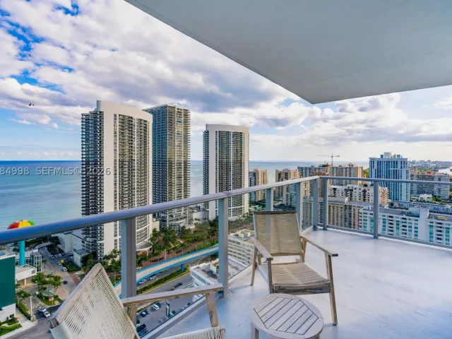2-bedroom condo for sale in Hollywood - 4010 S Ocean Dr R1609 - MondialRealty
