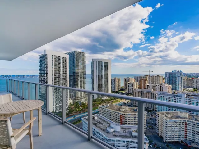 2-bedroom condo for sale in Hollywood - 4010 S Ocean Dr R1609 - MondialRealty