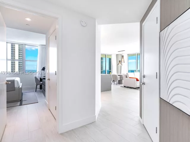 2-bedroom condo for sale in Hollywood - 4010 S Ocean Dr R1609 - MondialRealty