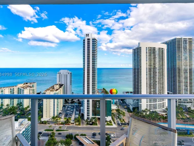 2-bedroom condo for sale in Hollywood - 4010 S Ocean Dr R1609 - MondialRealty