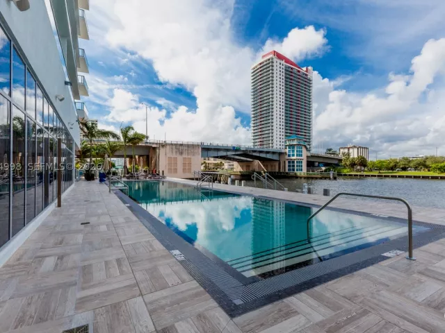 2-bedroom condo for sale in Hollywood - 4010 S Ocean Dr R1609 - MondialRealty