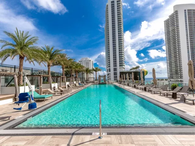 2-bedroom condo for sale in Hollywood - 4010 S Ocean Dr R1609 - MondialRealty