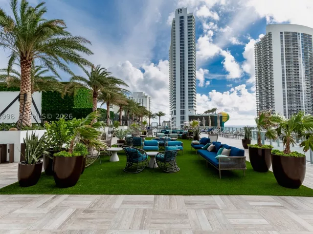 2-bedroom condo for sale in Hollywood - 4010 S Ocean Dr R1609 - MondialRealty