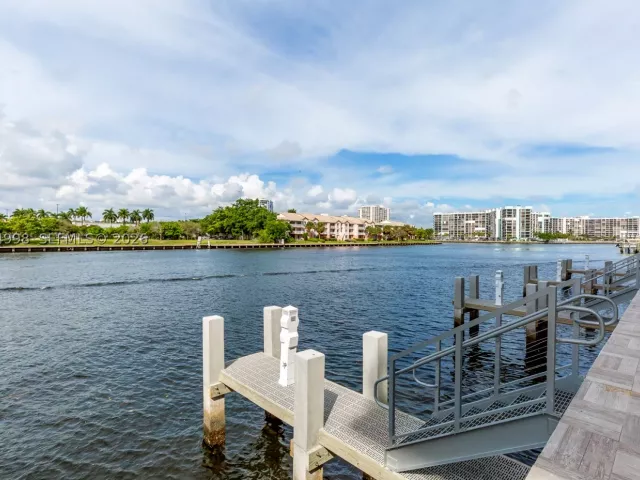 2-bedroom condo for sale in Hollywood - 4010 S Ocean Dr R1609 - MondialRealty