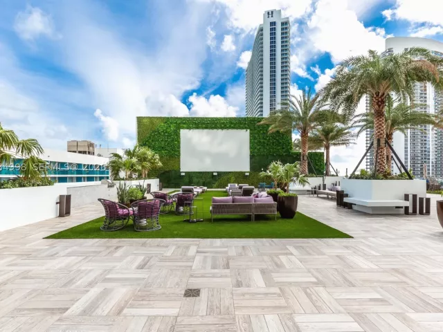 2-bedroom condo for sale in Hollywood - 4010 S Ocean Dr R1609 - MondialRealty