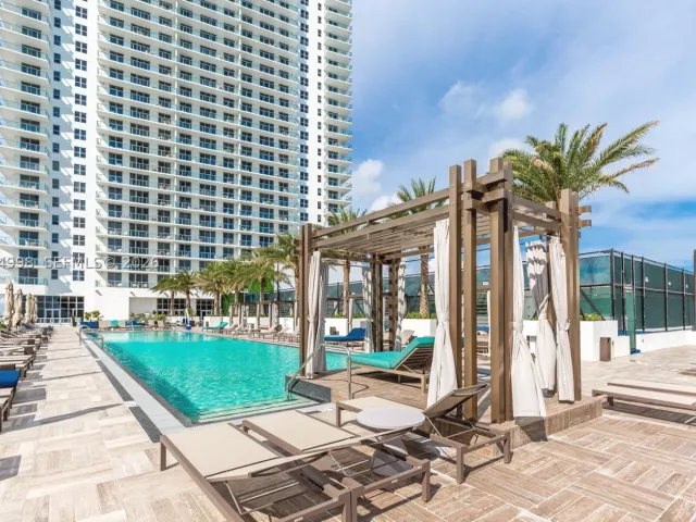 2-bedroom condo for sale in Hollywood - 4010 S Ocean Dr R1609 - MondialRealty