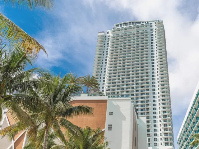 2-bedroom condo for sale in Hollywood - 4010 S Ocean Dr R1609 - MondialRealty
