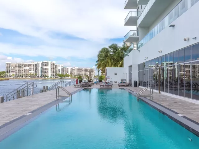 2-bedroom condo for sale in Hollywood - 4010 S Ocean Dr R1609 - MondialRealty