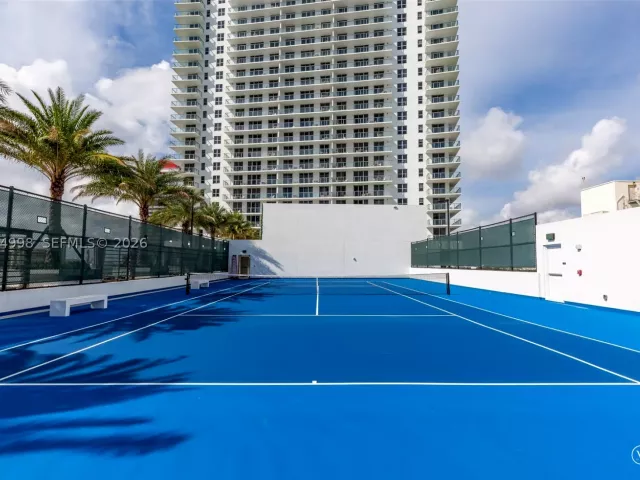 2-bedroom condo for sale in Hollywood - 4010 S Ocean Dr R1609 - MondialRealty