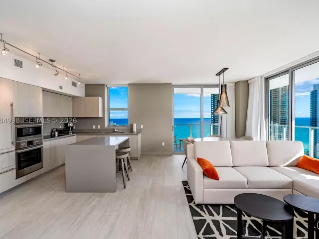 2-bedroom condo for sale in Hollywood - 4010 S Ocean Dr R1609 - MondialRealty