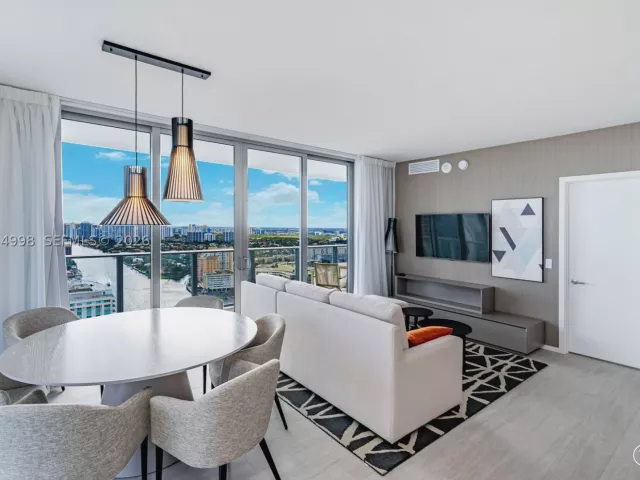 2-bedroom condo for sale in Hollywood - 4010 S Ocean Dr R1609 - MondialRealty