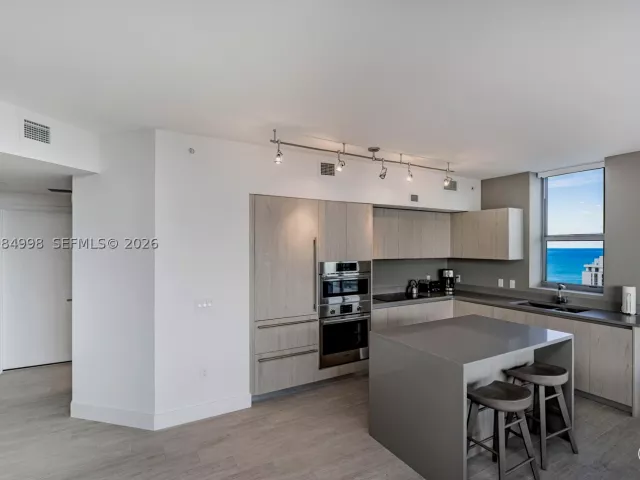 2-bedroom condo for sale in Hollywood - 4010 S Ocean Dr R1609 - MondialRealty