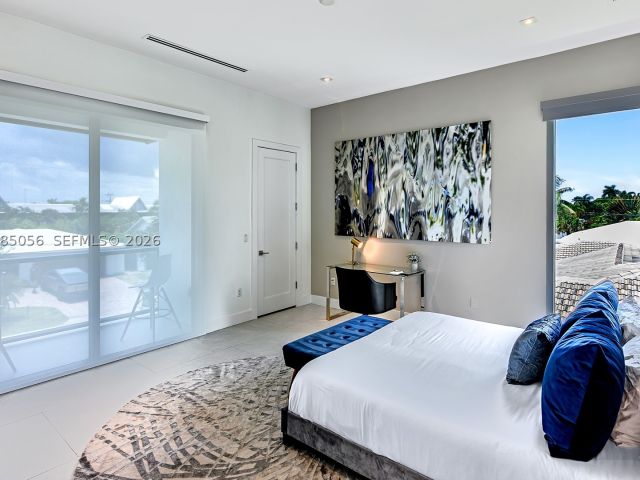6-bedroom home for rent in Fort Lauderdale - 2817 NE 35th St - MondialRealty