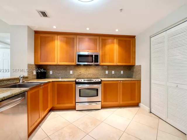 2-bedroom condo for rent in Coral Gables - 55 Merrick Way 717 - MondialRealty