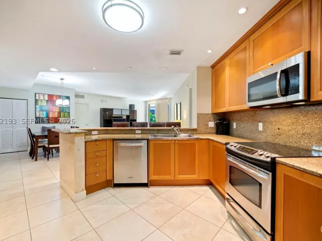 2-bedroom condo for rent in Coral Gables - 55 Merrick Way 717 - MondialRealty