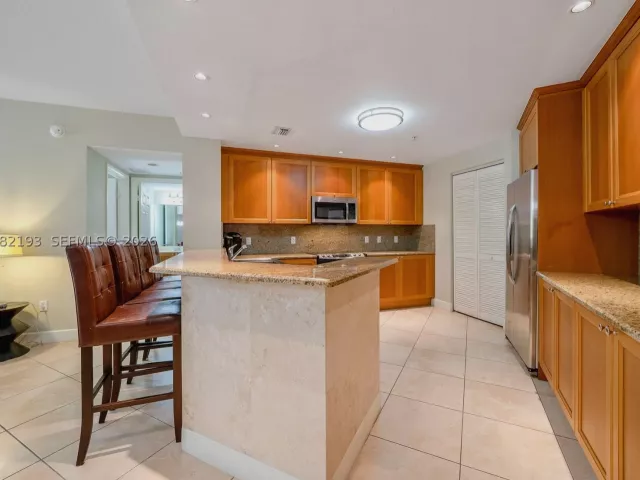 2-bedroom condo for rent in Coral Gables - 55 Merrick Way 717 - MondialRealty