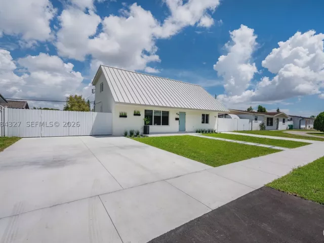 4-bedroom home for sale in Miami - 9361 SW 27th St - MondialRealty