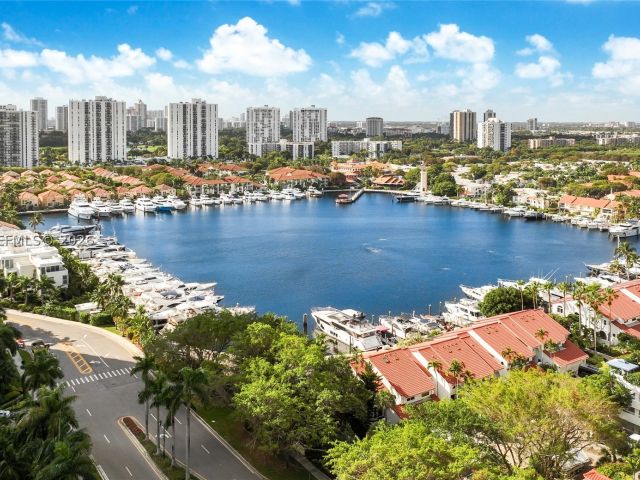 3-bedroom condo for sale in Aventura - 21150 Point Pl 3004 - MondialRealty